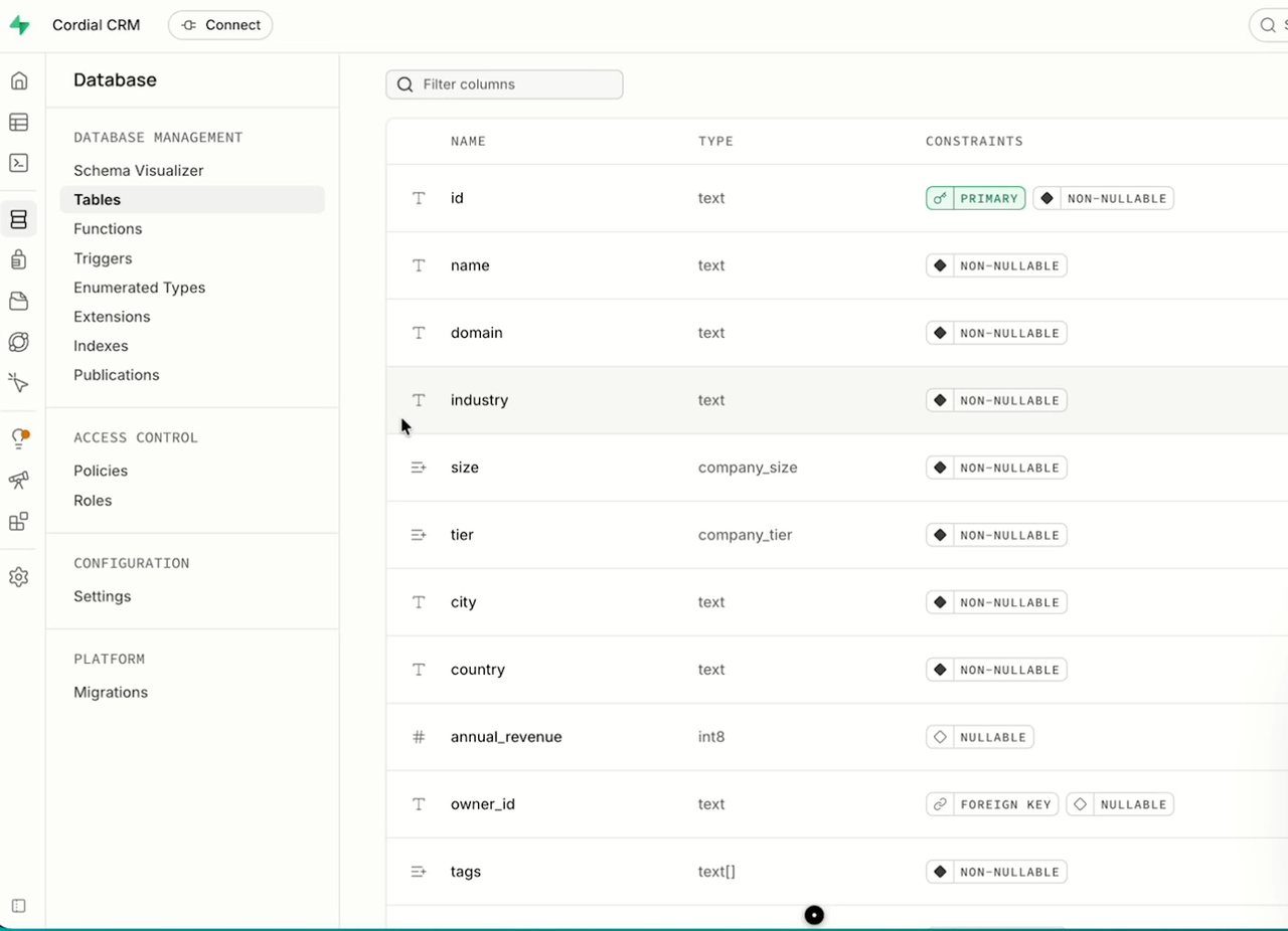 Supabase Studio auto-hébergé : les tables de la base de données d'un CRM