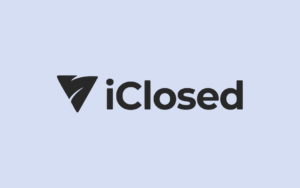 Logo d'iClosed sur fond bleu pervenche